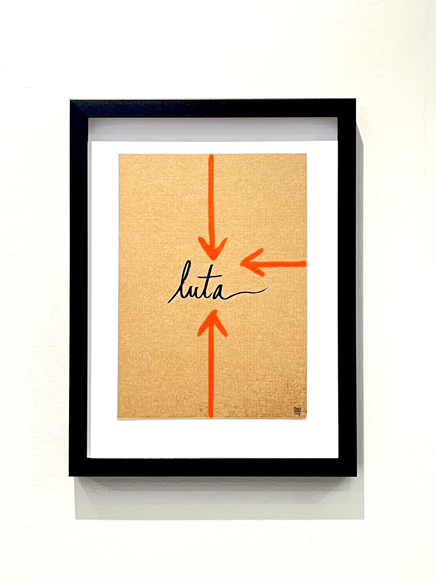 ORIGINAL COM MOLDURA "LUTA" MARTA NUNES quadro com a palavra 'luta' no centro rodeada por setas vermelhas