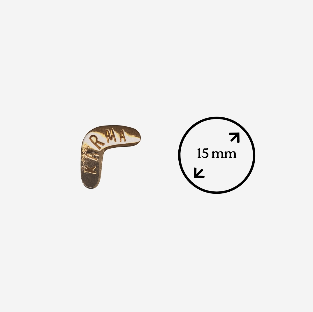 PIN "KARMA" TYPEALIVE pendente metálico dourado com gravação KARMA e indicação de 15 mm