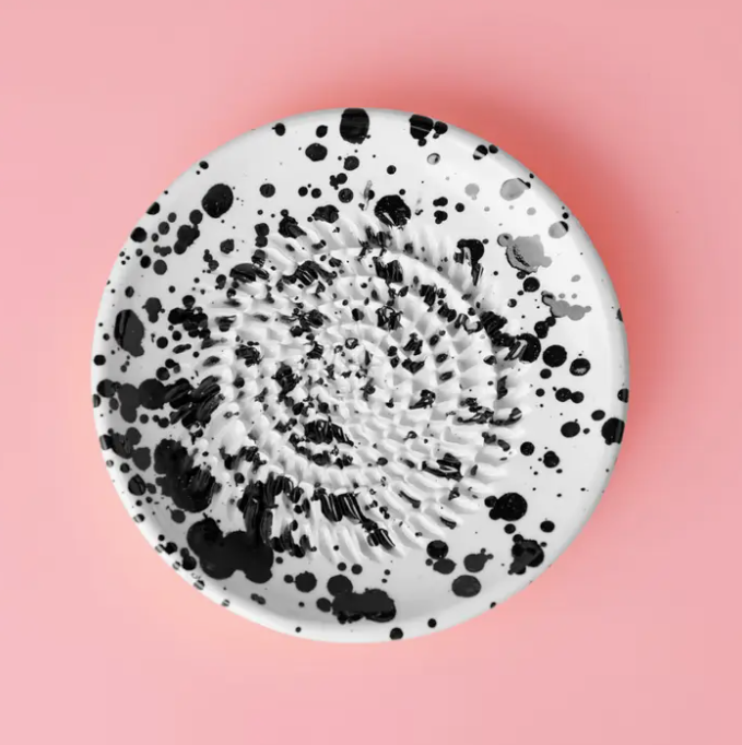 PRATO RALADOR "GALAXY - BRANCO E PRETO - PEQUENO" ALFAR TIERRA COCIDA Prato branco com manchas pretas e cinzentas sobre fundo rosa