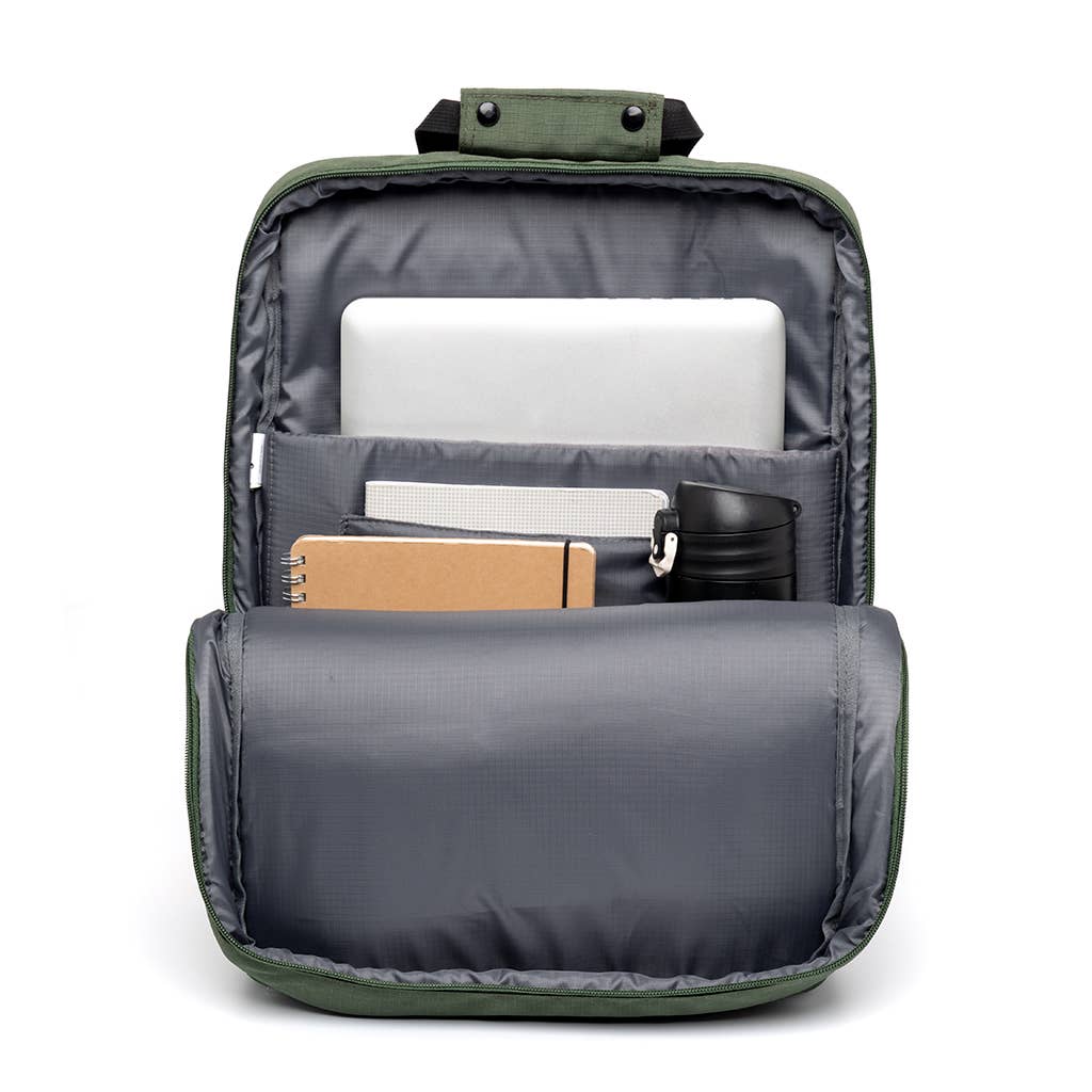 MOCHILA DAILY 15'' VANDRA LEFRIK Mochila verde aberta com portátil, caderno, bloco e garrafa preta no interior