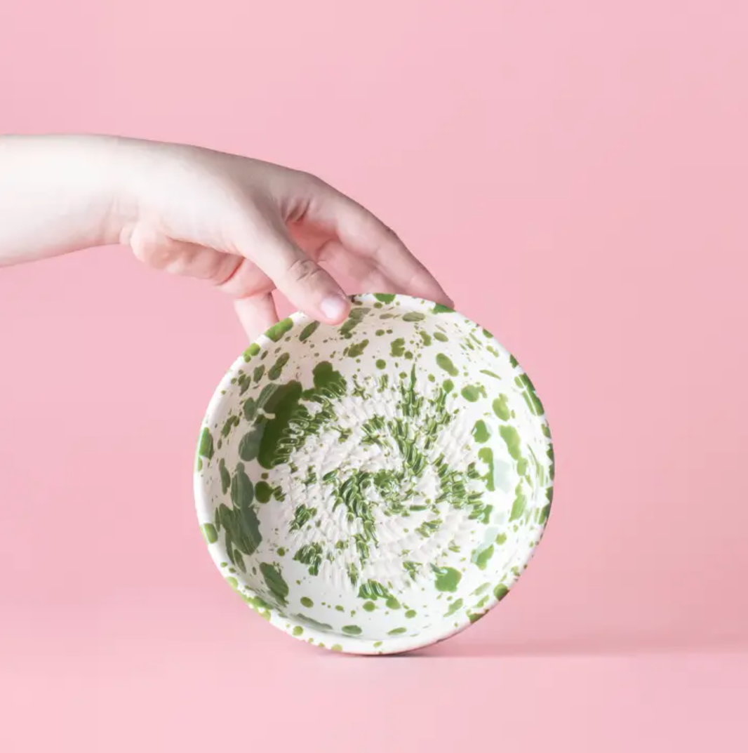 TAÇA RALADOR "MUSGO - BRANCO E VERDE - MÉDIO" ALFAR TIERRA COCIDA Prato redondo em cerâmica branca com manchas verdes e fundo rosa
