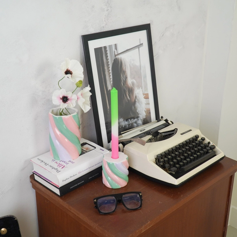 CANDLE HOLDER - MARSHMALLOW- PINK/MINT/LILAC- HOUSE VITAMIN Máquina de escrever branca, castiçal e jarro cerâmicos coloridos, livros e quadro com fotografia sobre móvel de madeira.