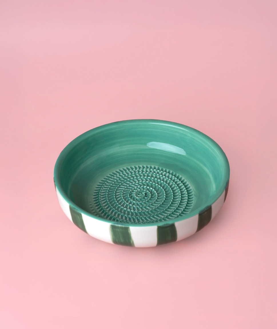 TAÇA RALADOR GRANDE "JADE" ALFAR TIERRA COCIDA Prato de cerâmica verde com padrão circular no interior e riscas exteriores.