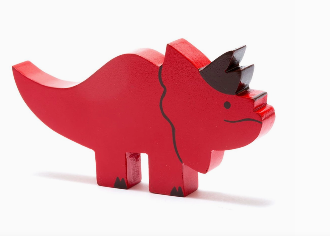 TRICERÁTOPO MADEIRA DINOSSAURO VERMELHO BEST YEARS LTD Dinossauro vermelho de madeira com detalhes em preto sobre fundo branco