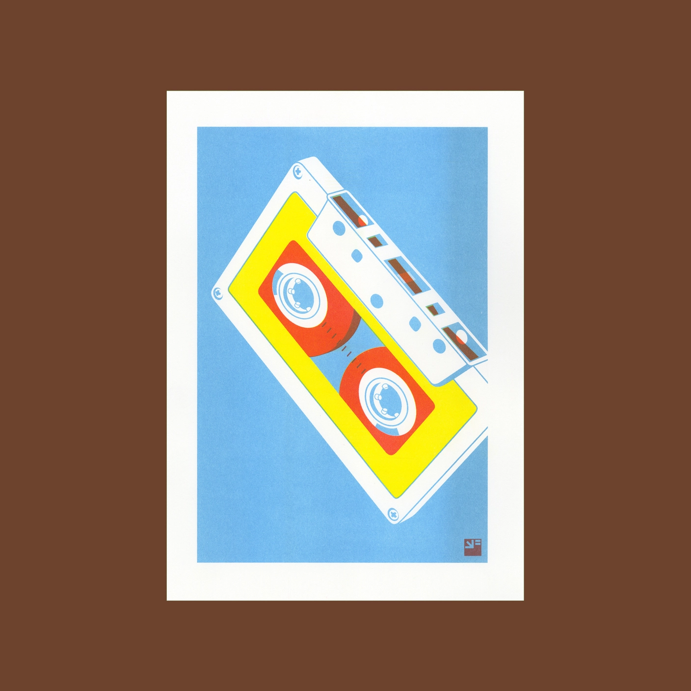 RISO PRINT - CASSETES MISTURADAS - COMBINAÇÃO DE CORES AQUA/AMARELO/VERMELHO - A4 VRIJFORMAAT Ilustração de cassete de fita áudio colorida e estilizada sobre fundo azul