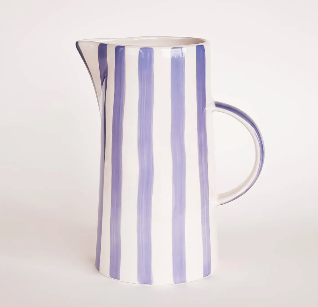 JARRA "KANNE STRIPE" MAGAZIN MINORI Jarro cerâmico branco com riscas azuis verticais e pega lateral