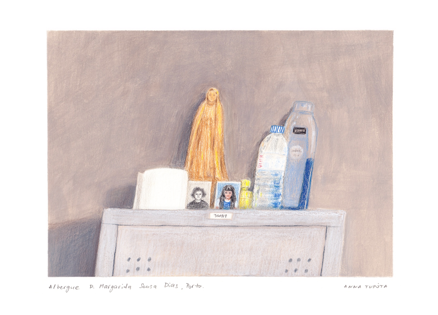 ORIGINAL "ALBERGUE D. MARGARIDA SOUSA DIAS" ANNA TUPOTA altar com figura de madeira amarela, garrafa de água, frasco amarelo, fotografias e vela branca sobre superfície cinzenta