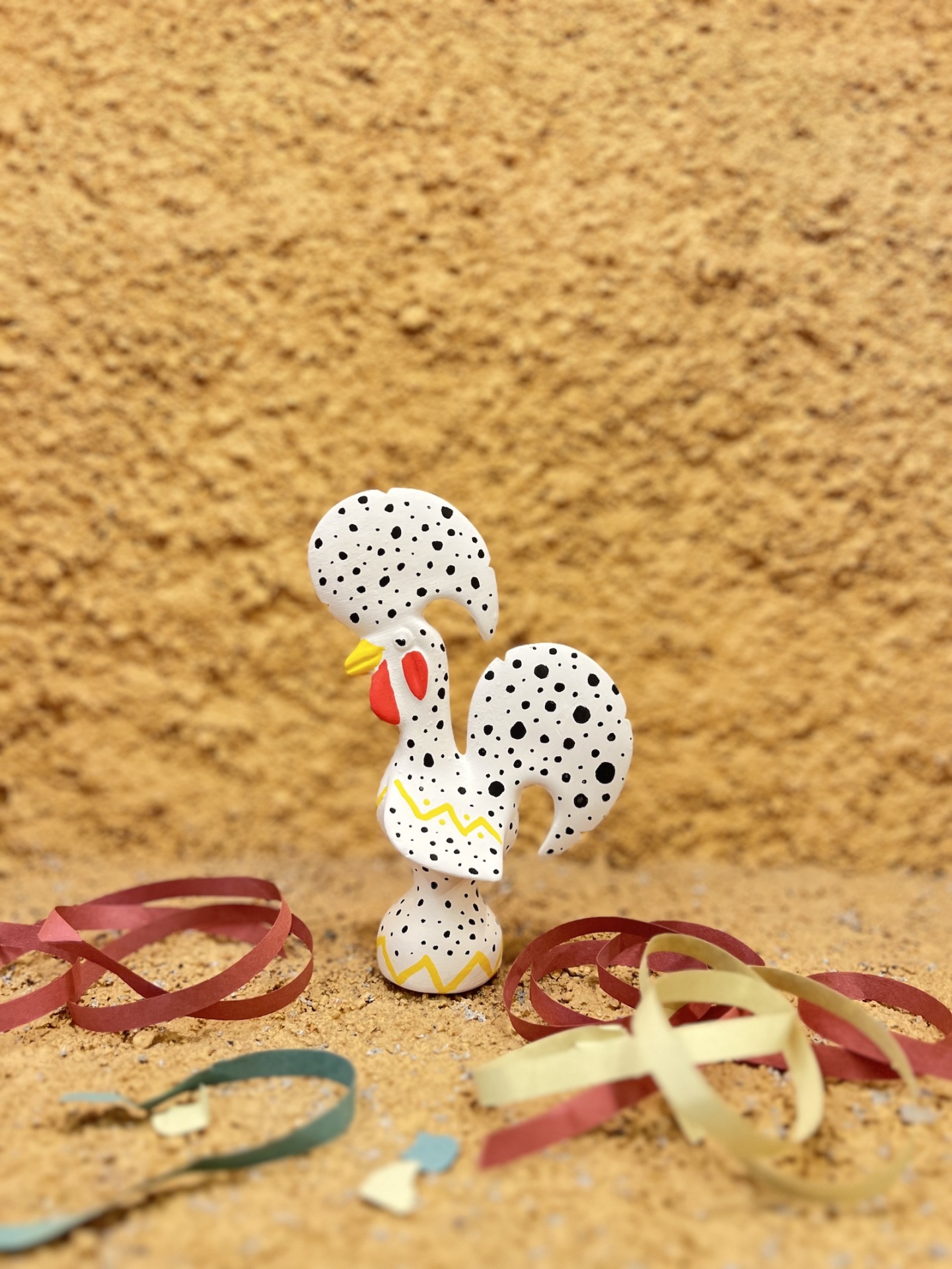 GALO DE BARCELOS 15 CM RAQUEL FORTE Figura de galo decorativo branco com pintas pretas e detalhes vermelhos e amarelos