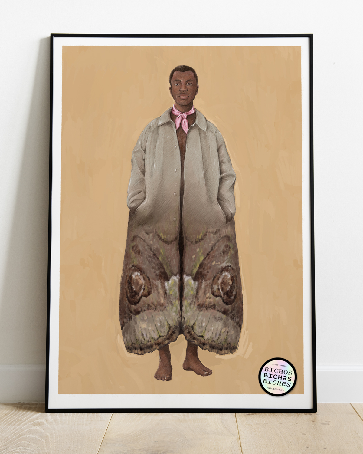 ILUSTRAÇÃO "CHIRON" DIOGO PAIXÃO Ilustração emoldurada de homem com capa longa bege e lenço cor-de-rosa, fundo bege