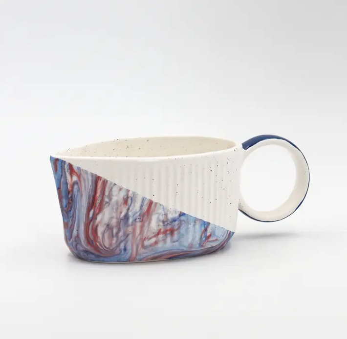 MOLHEIRA 450ML MARMORE AZUL PÓ DE BARRO Caneca de cerâmica com padrão azul, vermelho e branco e cabo circular azul