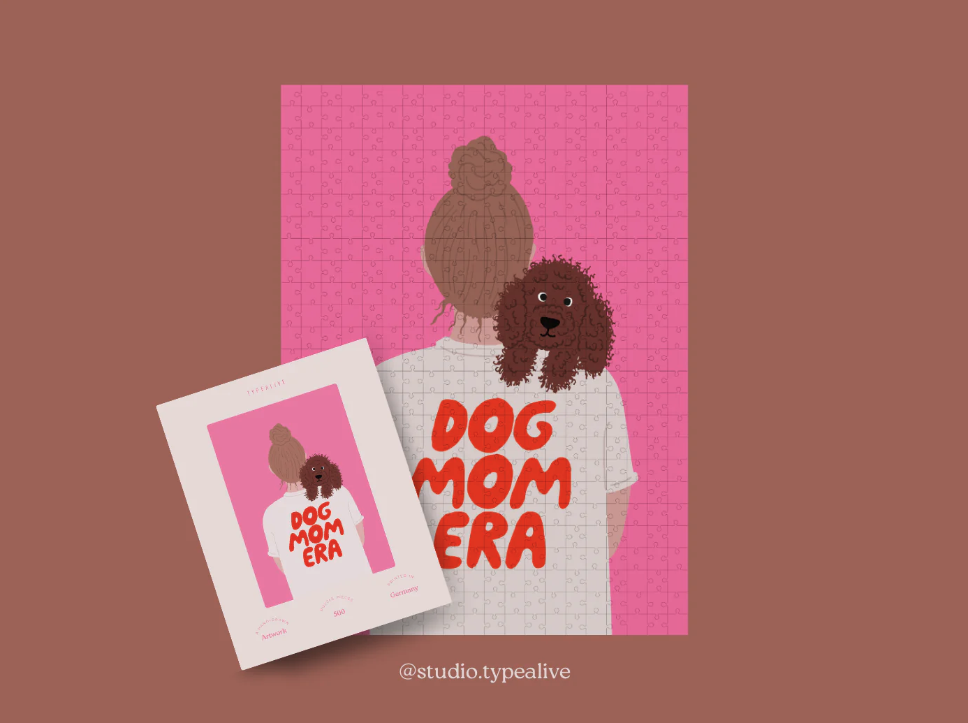 PUZZLE "DOG MOM ERA" TYPEALIVE Puzzle com ilustração de mulher de costas e cão no ombro com texto DOG MOM ERA.
