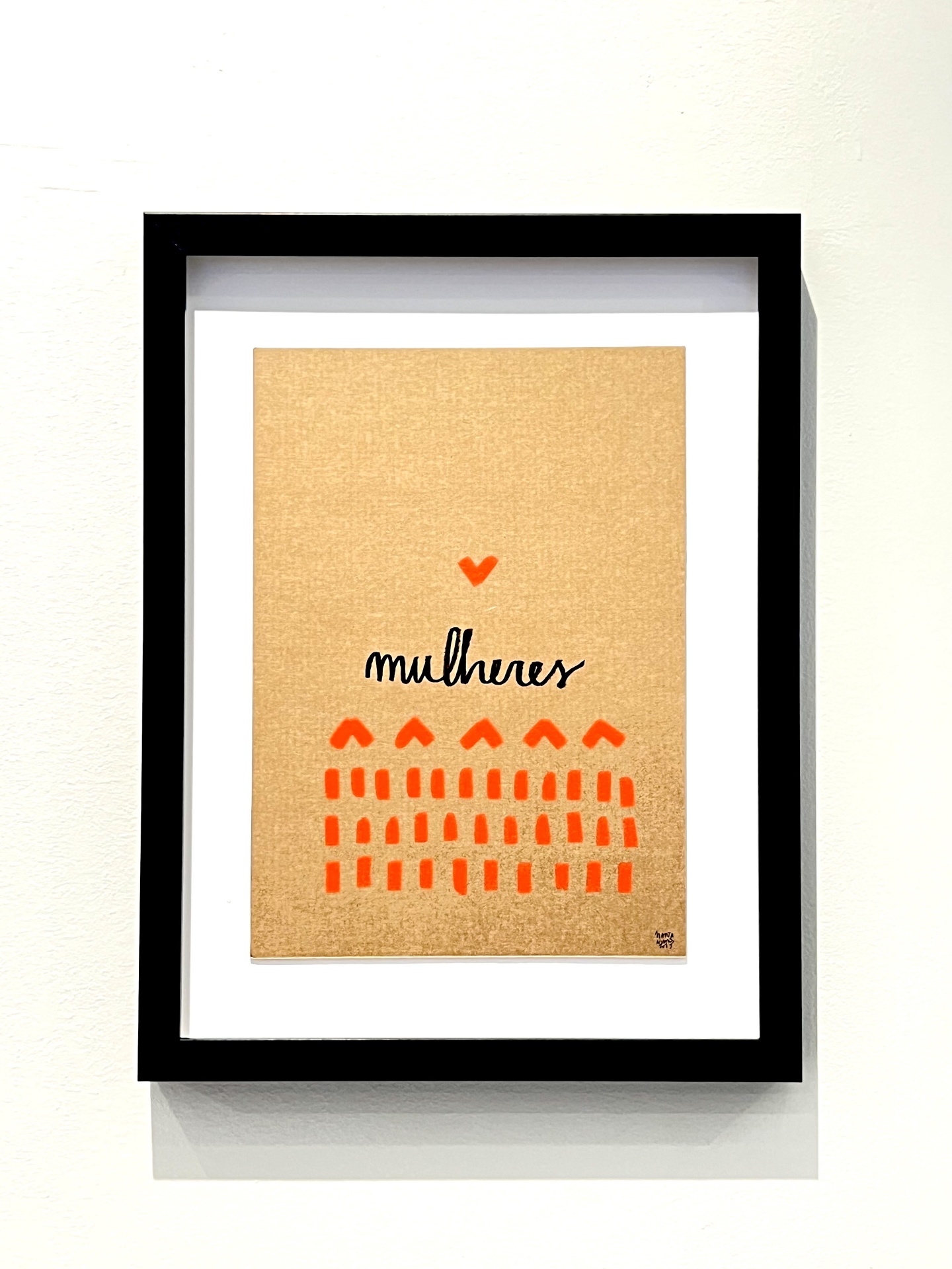 ORIGINAL COM MOLDURA "MULHERES" MARTA NUNES Quadro com a palavra mulheres e formas vermelhas em fundo castanho claro