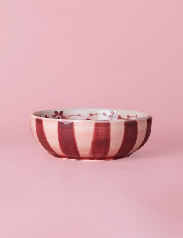 TAÇA RALADOR MÉDIA "SAKURA" ALFAR TIERRA COCIDA Tigela cerâmica com riscas verticais vinho e decoração floral interna sobre fundo rosa