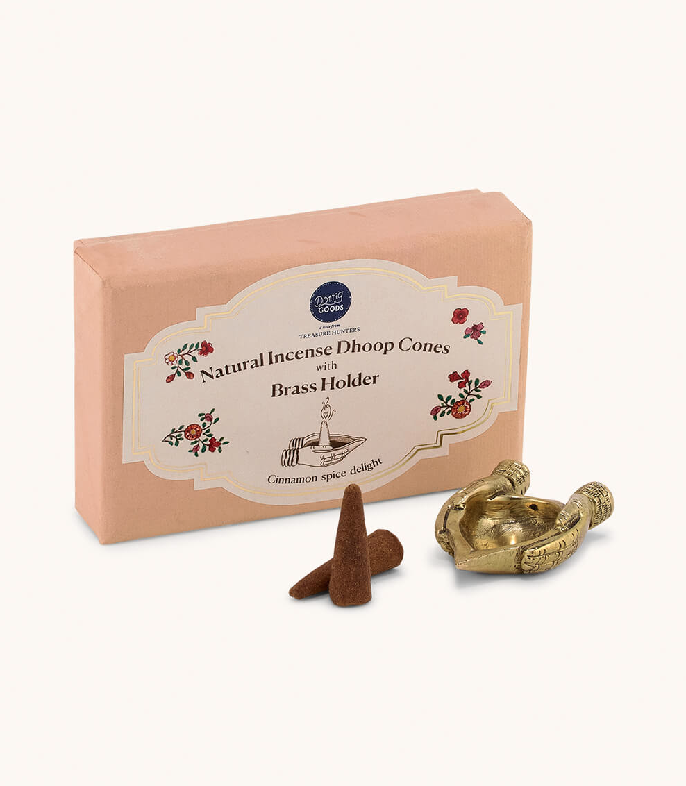 Incense Cones Giftset Cinnamon Doing Goods Conjunto de incenso natural com cones e suporte em latão sobre fundo branco