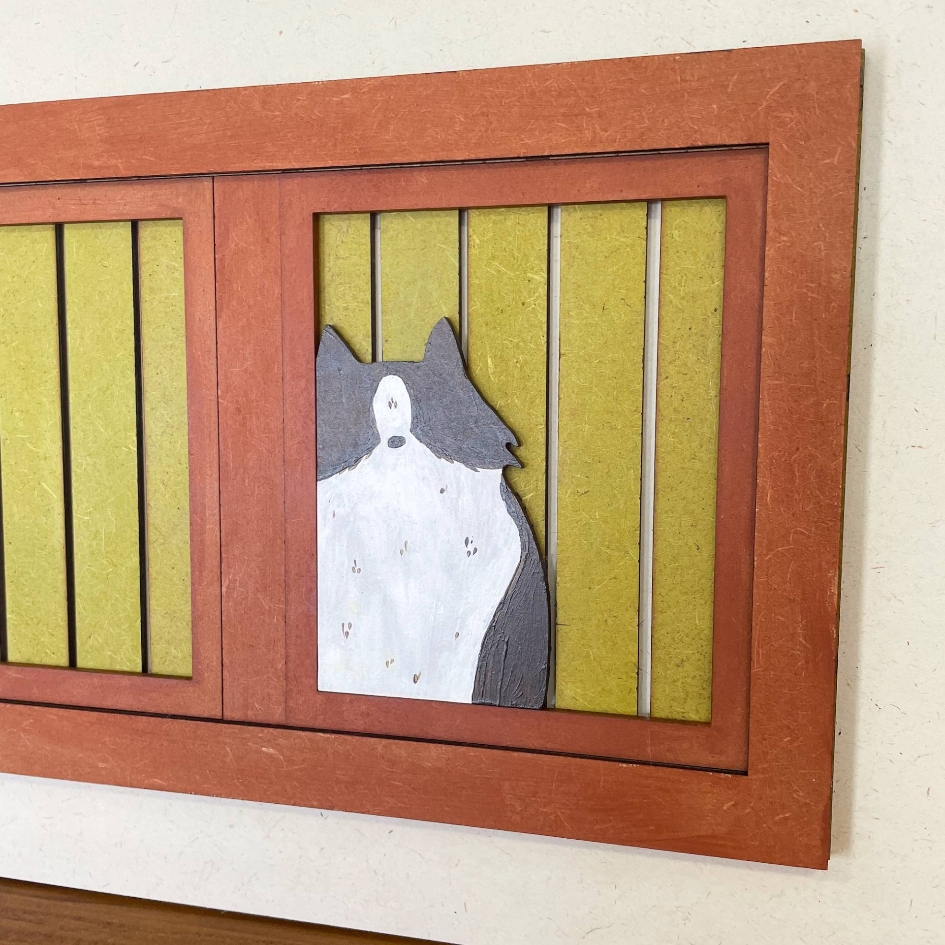 ORIGINAL "SANTA CATARINA" SARA FELGUEIRAS Quadro decorativo com moldura castanha e cão pintado em papel texturado