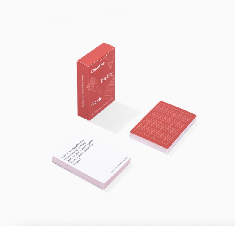 JOGO DE CARTAS "CREATIVE THINKING" THE SCHOOL OF LIFE Jogo de cartas Creative Thinking Cards com caixa vermelha e cartas em fundo branco.