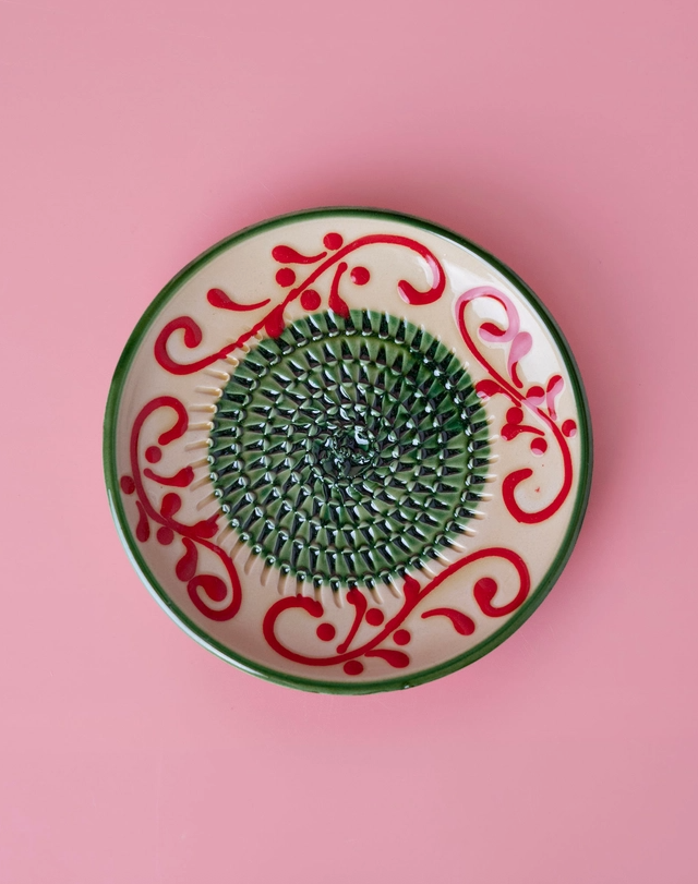 PRATO RALADOR PEQUENO "VERDE ALHAMBRA" ALFAR TIERRA COCIDA Prato redondo de cerâmica com textura verde e desenho vermelho em fundo branco