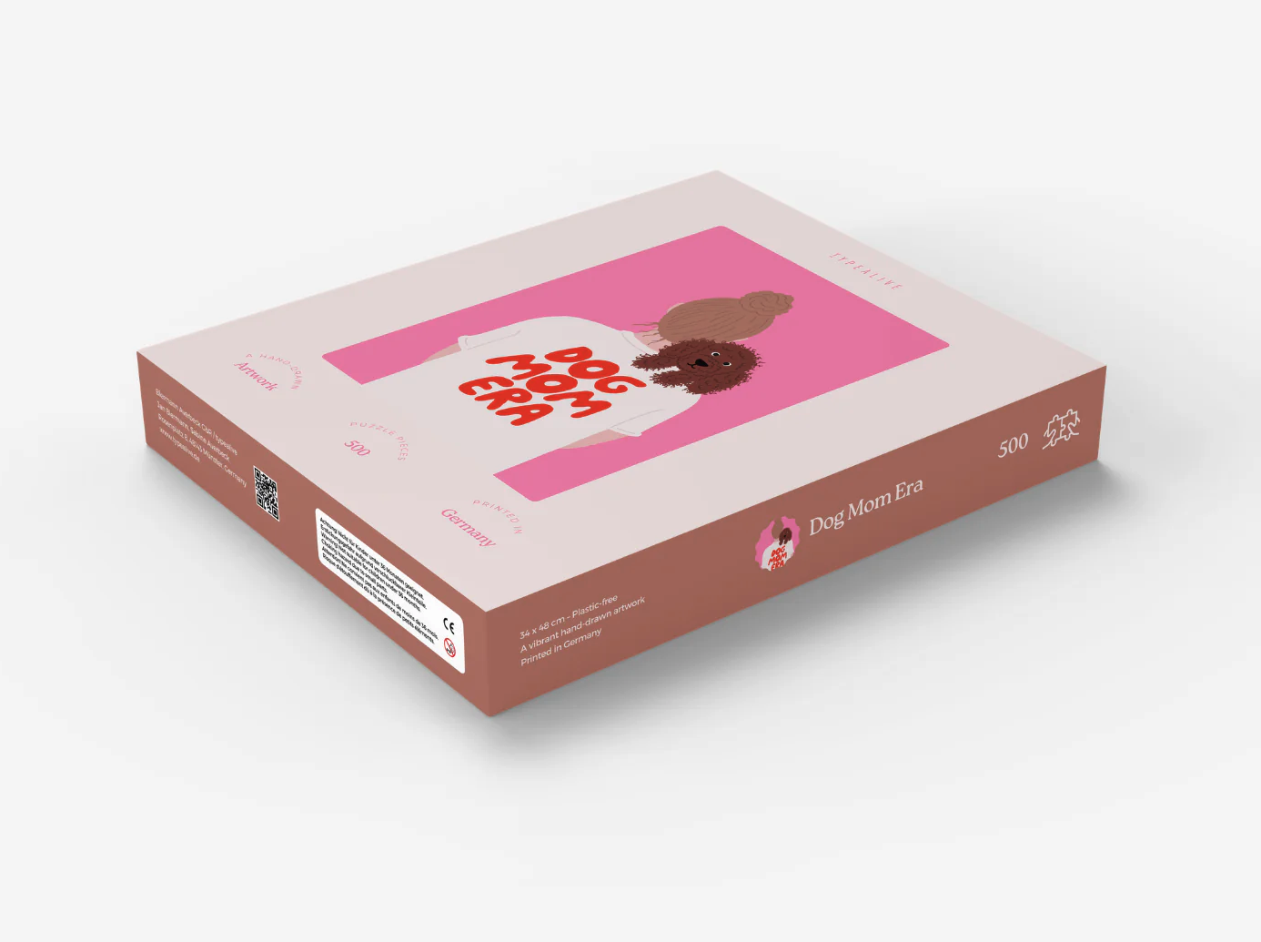 PUZZLE "DOG MOM ERA" TYPEALIVE Caixa de puzzle Dog Mom Era com ilustração de mulher e cão castanho