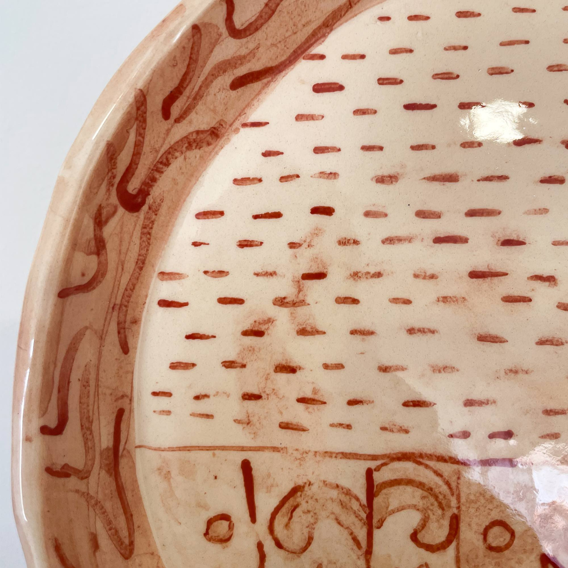 ORIGINAL "SÃO MAMEDE DE INFESTA" SARA FELGUEIRAS Prato cerâmico em tons de bege e vermelho com padrões geométricos e orgânicos