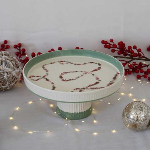 SUPORTE PARA BOLO XMAS TÁLIA PÓ DE BARRO Boleira de cerâmica verde e branco com padrão de frutos vermelhos e decoração natalícia