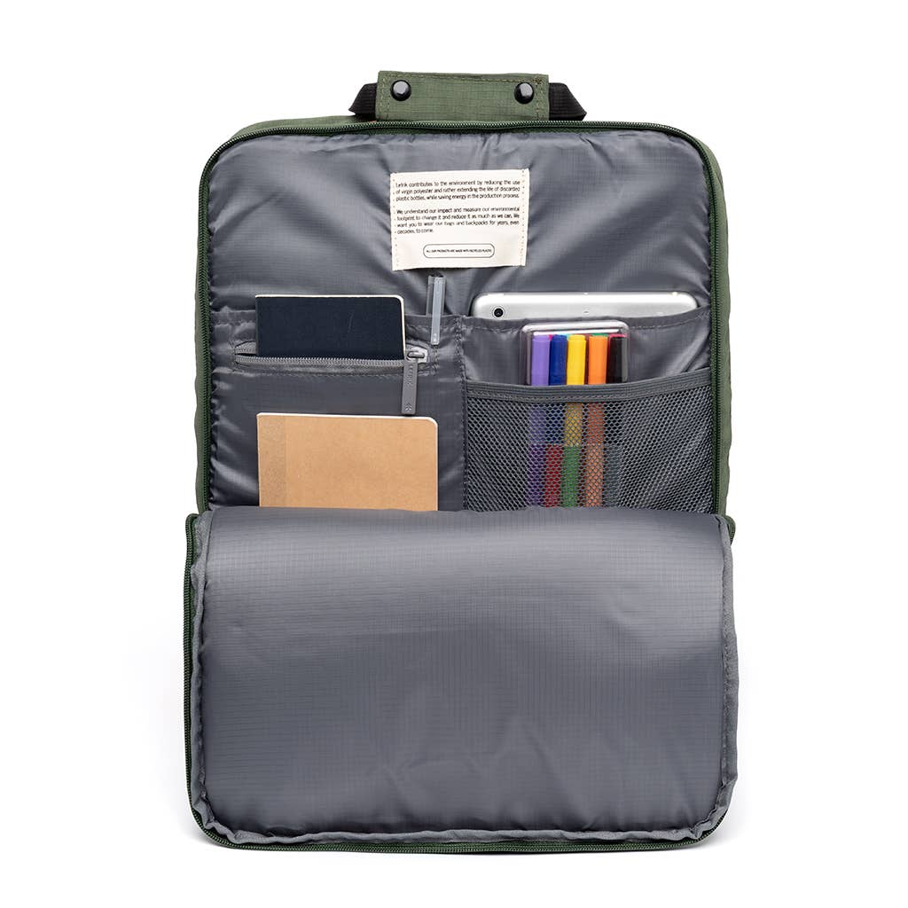 MOCHILA DAILY 15'' VANDRA LEFRIK Mochila aberta com materiais de escritório organizados no interior