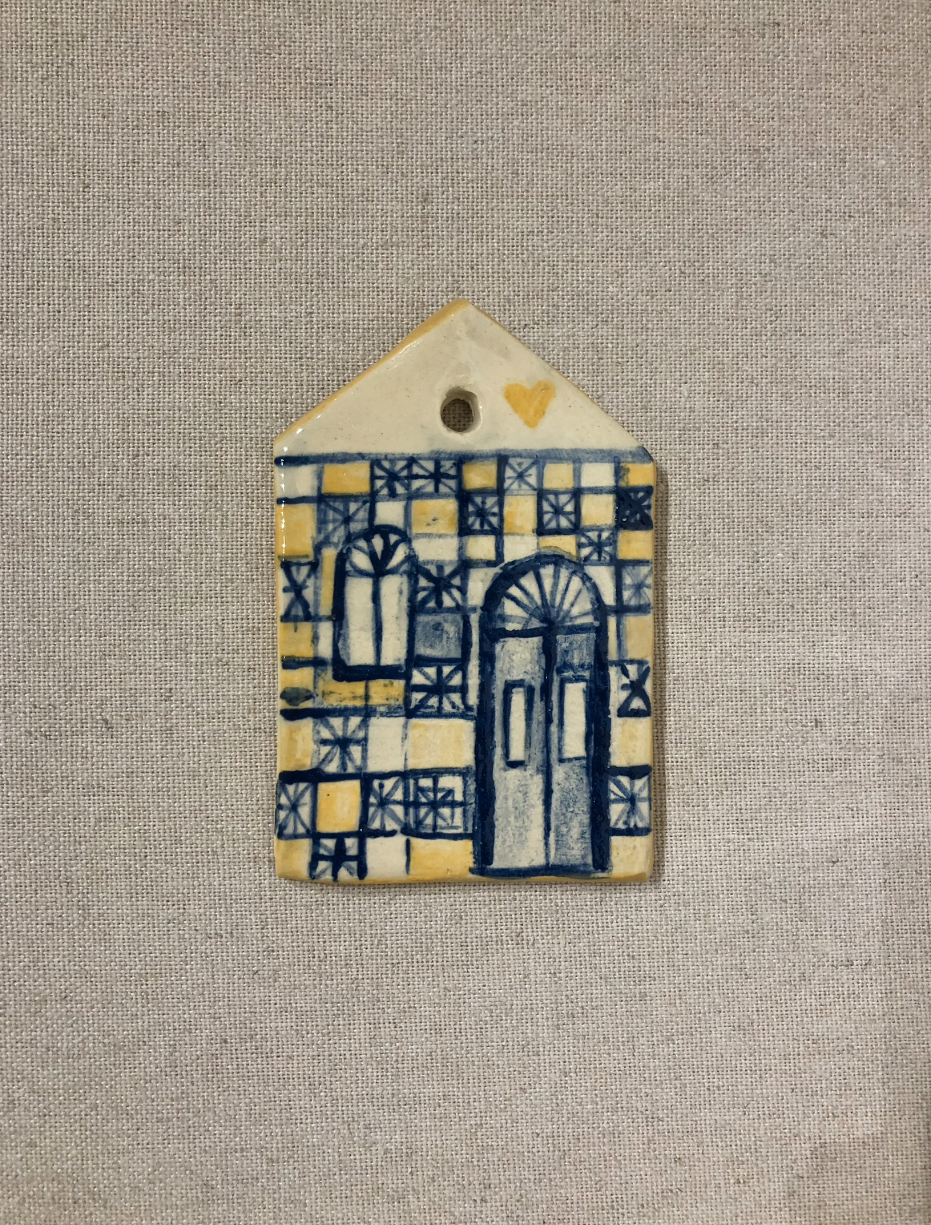 ILLUSTRATING FOR UKRAINE 96 - CERÂMICA 🇺🇦 Objeto decorativo em cerâmica em forma de casa com padrões de azulejo amarelo e azul
