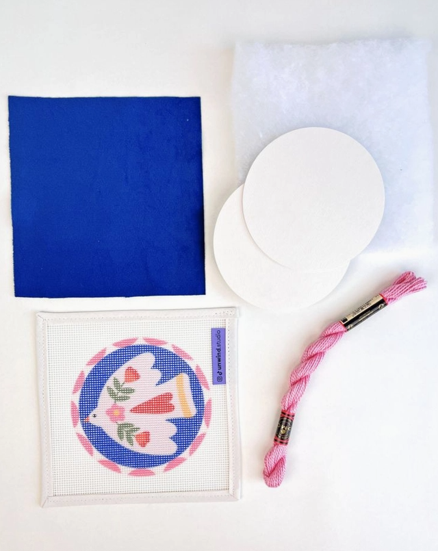 "NEEDLE POINT KIT FOLK BIRD " UNWIND STUDIO Conjunto para bordado com tecido azul, círculos brancos, enchimento, fio cor-de-rosa e tecido com desenho de pomba