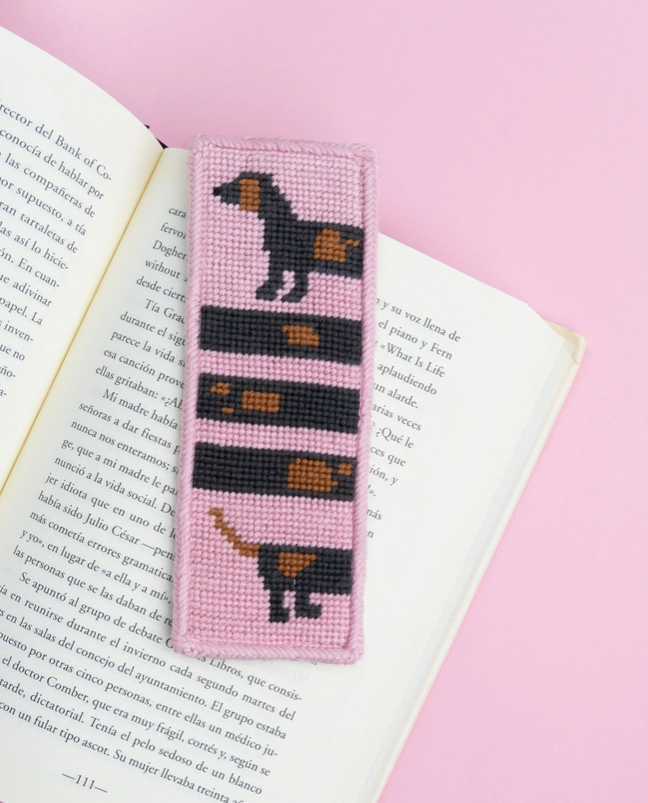 "WI(E)NNER BOOKMARK NEEDLE STICH KIT " UNWIND STUDIO Marcador de livros tecido com padrão de cães dachshund rosa e preto