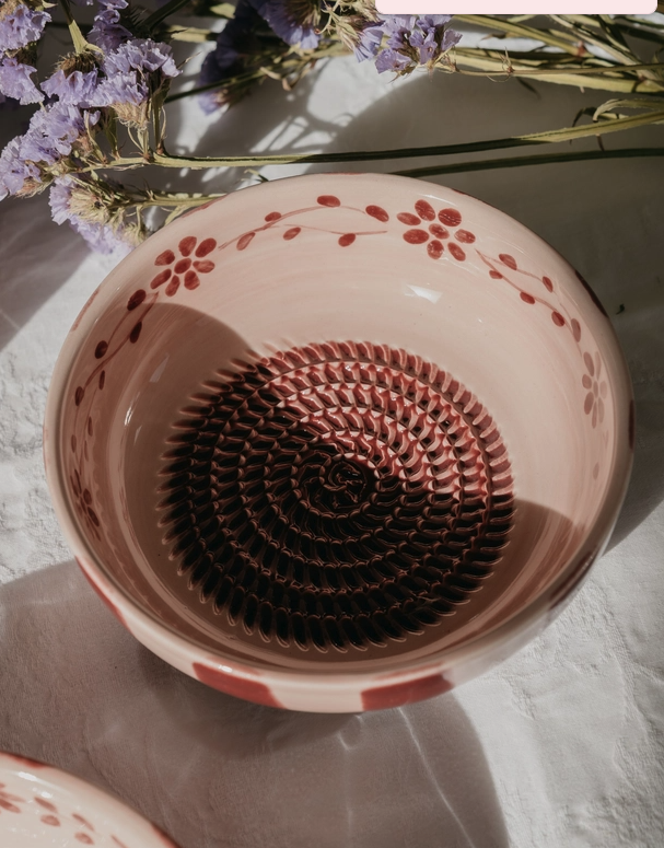TAÇA RALADOR MÉDIA "SAKURA" ALFAR TIERRA COCIDA Taça de cerâmica rosa com padrão floral vermelho e textura espiral no interior