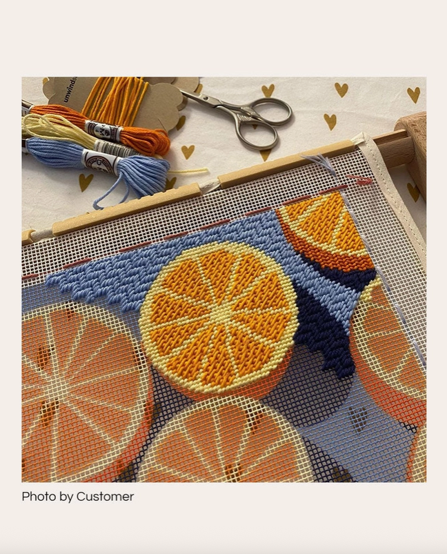 KIT DE PONTO CRUZ "AGRUMES" UNWIND STUDIO Tela de bordado com padrão de fatias de laranja e fios de bordar coloridos
