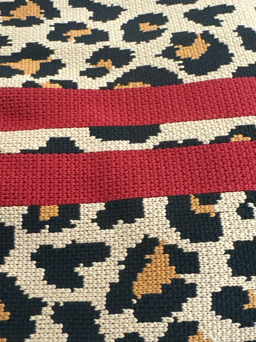 MALA DE MALHA LEOPARDO M- TOKEII KNIT STUDIO Tecido com padrão animal print bege, castanho e preto com faixas vermelhas.