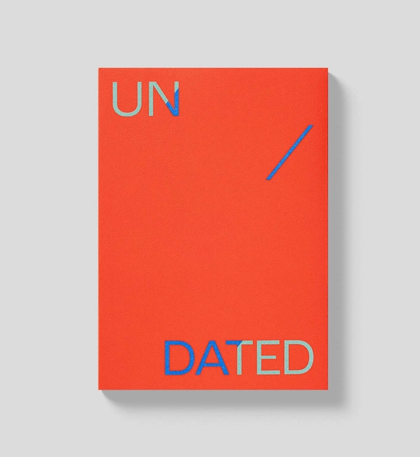 PLANNER A5 "UNDATED" VERMELHO MISHMASH Caderno capa dura vermelha com texto UN DATED em relevo azul e cinza