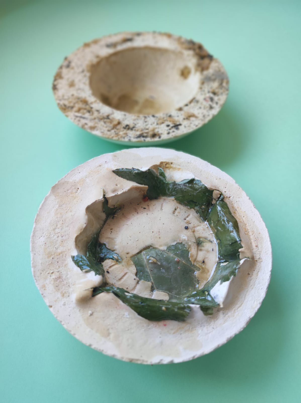 CONJUNTO DE TAÇAS DE SOBREMESA "TABLEWARE FOR ISOLATION" MARQUESMARQUES Dois recipientes redondos de material natural sobre fundo azul claro