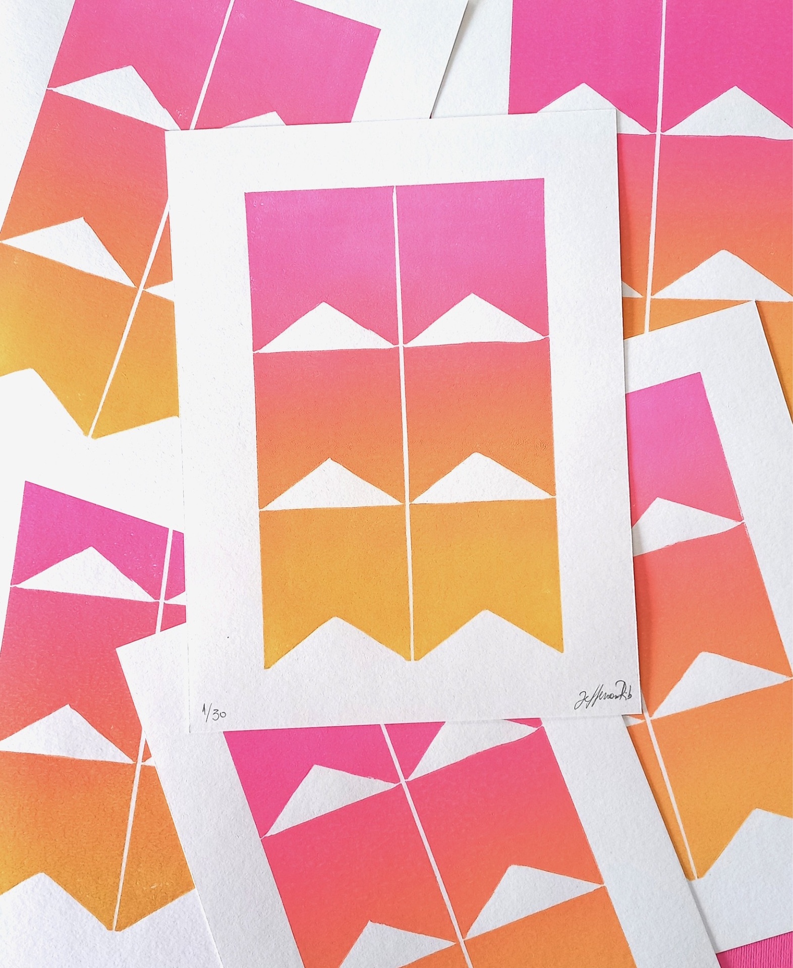 LINOGRAVURA "FESTA JUNINA" JEFFERSON RIB Posters coloridos com padrão geométrico em gradiente rosa e laranja, triângulos brancos, numerados e assinados.