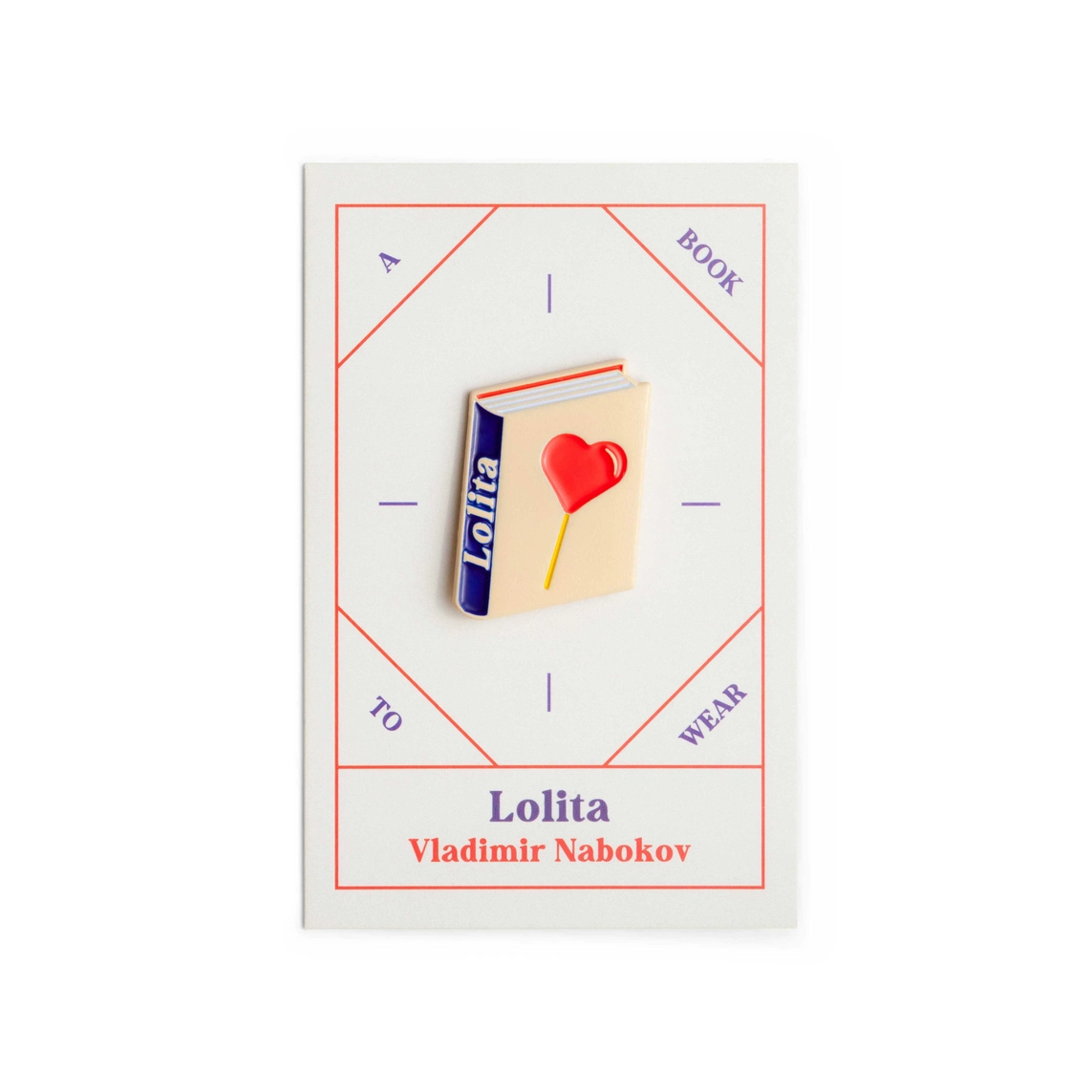 PIN "LOLITA BY VLADIMIR NABOKOV" JUDY KAUFMANN Broche livro Lolita com coração vermelho sobre fundo branco com texto