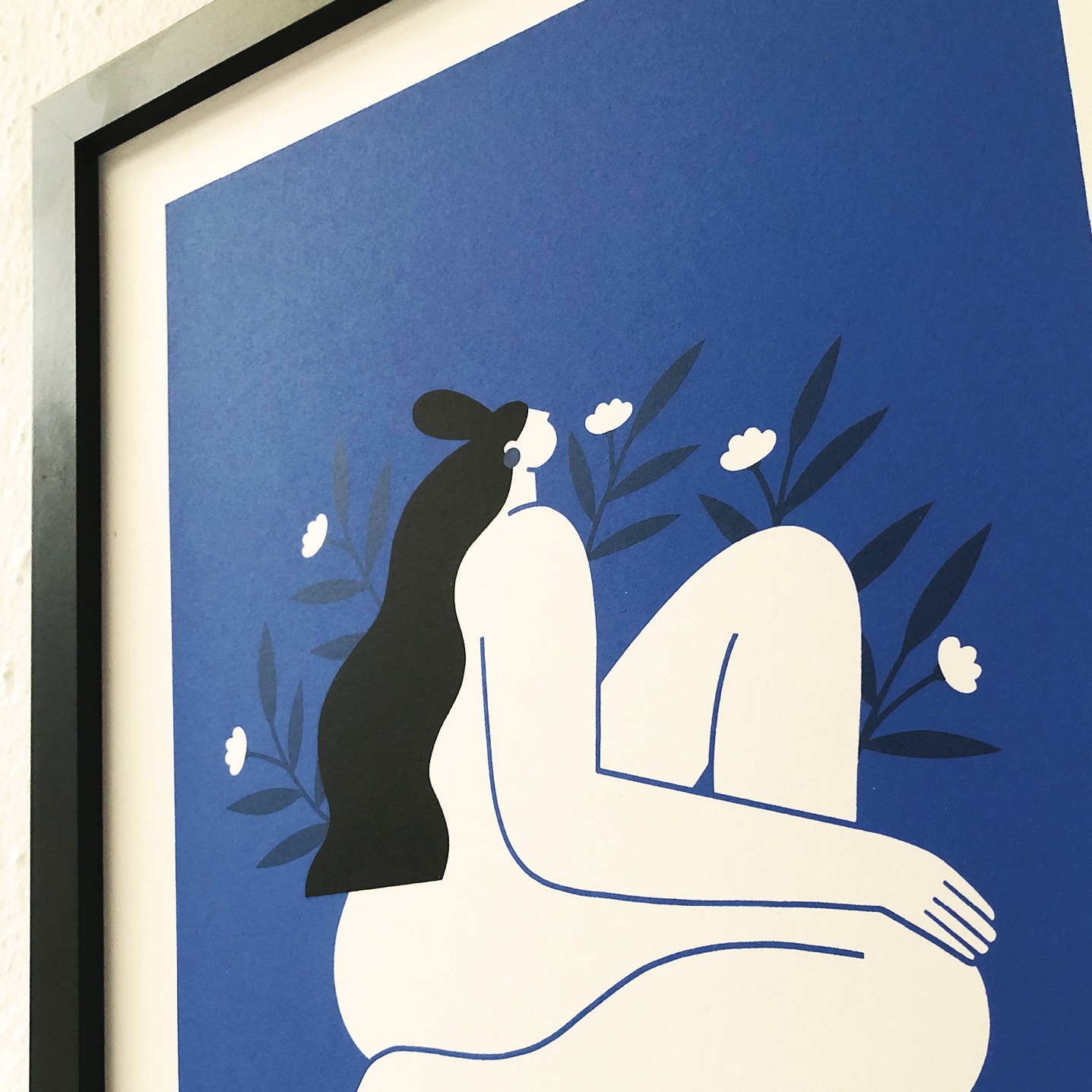 SERIGRAFIA "SHE IS BALANCE" FÁTIMA BRAVO Ilustração minimalista de figura humana em moldura preta com fundo azul, flores e folhas.