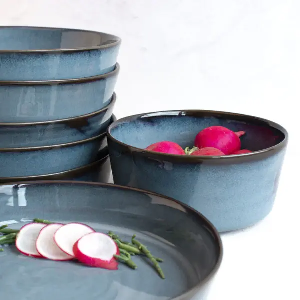 PRATO PASTA Ø22 MELIDES - MAUI BLUE C.ª ATLÂNTICA Conjunto de loiça azul com tigelas e prato contendo rabanetes