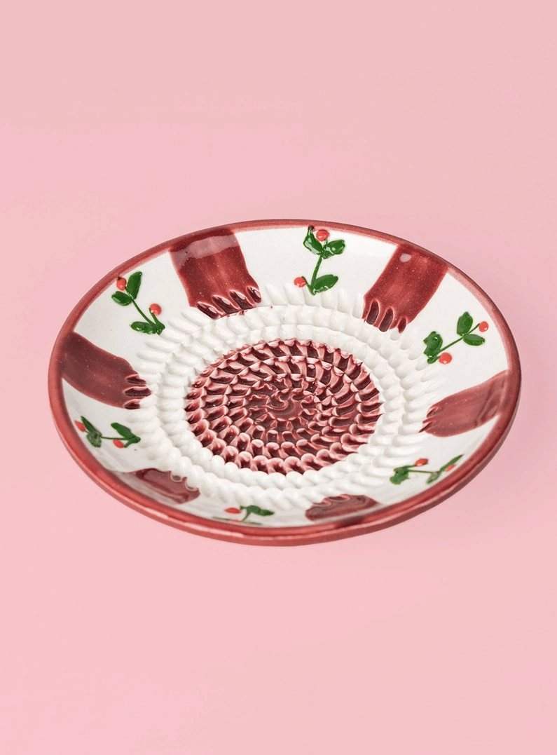 PRATO RALADOR PEQUENO "AZEVINHO" ALFAR TIERRA COCIDA Prato decorativo em cerâmica vermelho, branco e verde