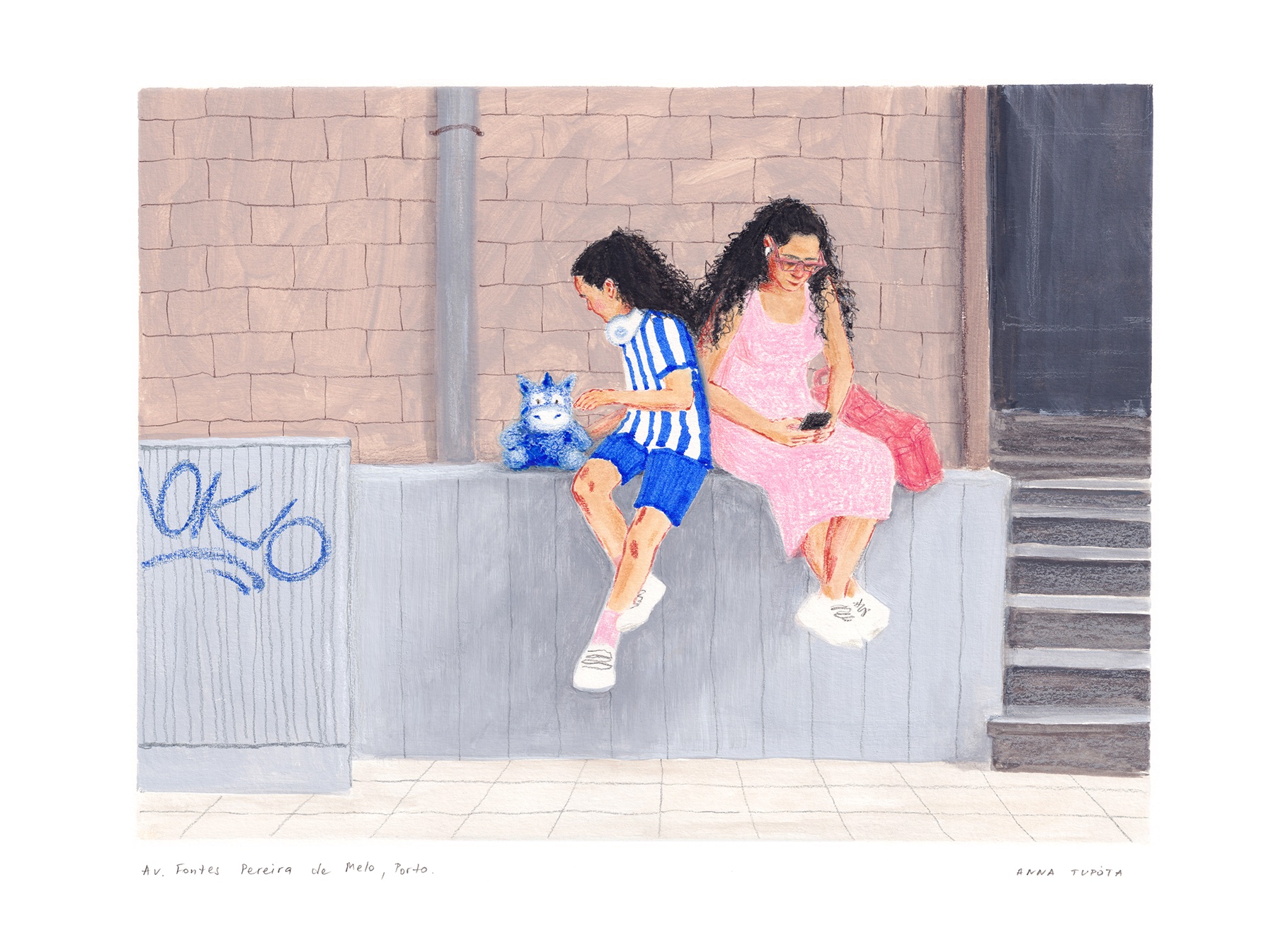 ORIGINAL "AV. FONTES PEREIRA DE MELO" ANNA TUPOTA Menino e rapariga sentados numa mureta cinzenta com um gato azul entre eles