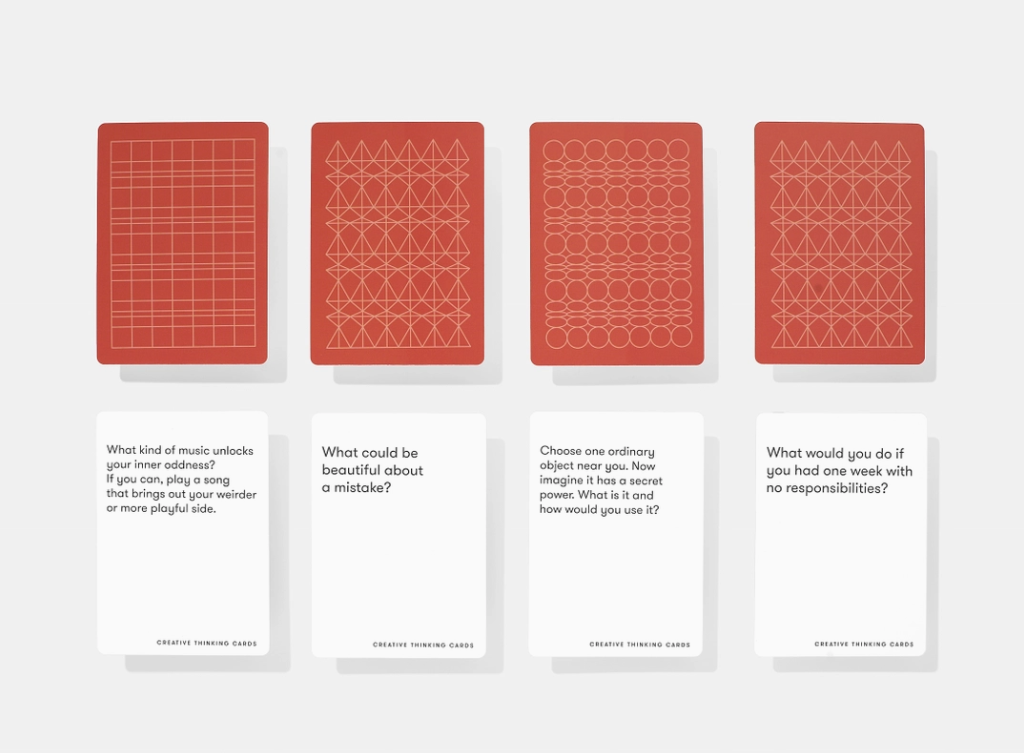 JOGO DE CARTAS "CREATIVE THINKING" THE SCHOOL OF LIFE Cartas criativas para pensamento com padrões geométricos vermelhos e perguntas em inglês