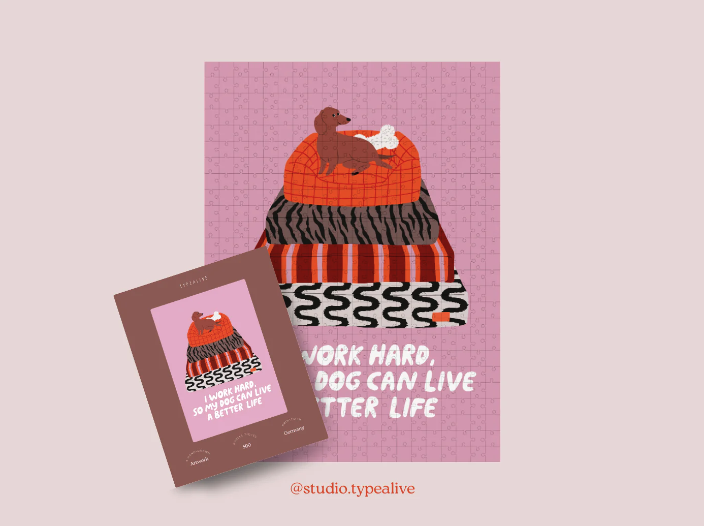 PUZZLE "BETTER LIFE" TYPEALIVE Quebra-cabeças com cão e almofadas coloridas sobre fundo rosa