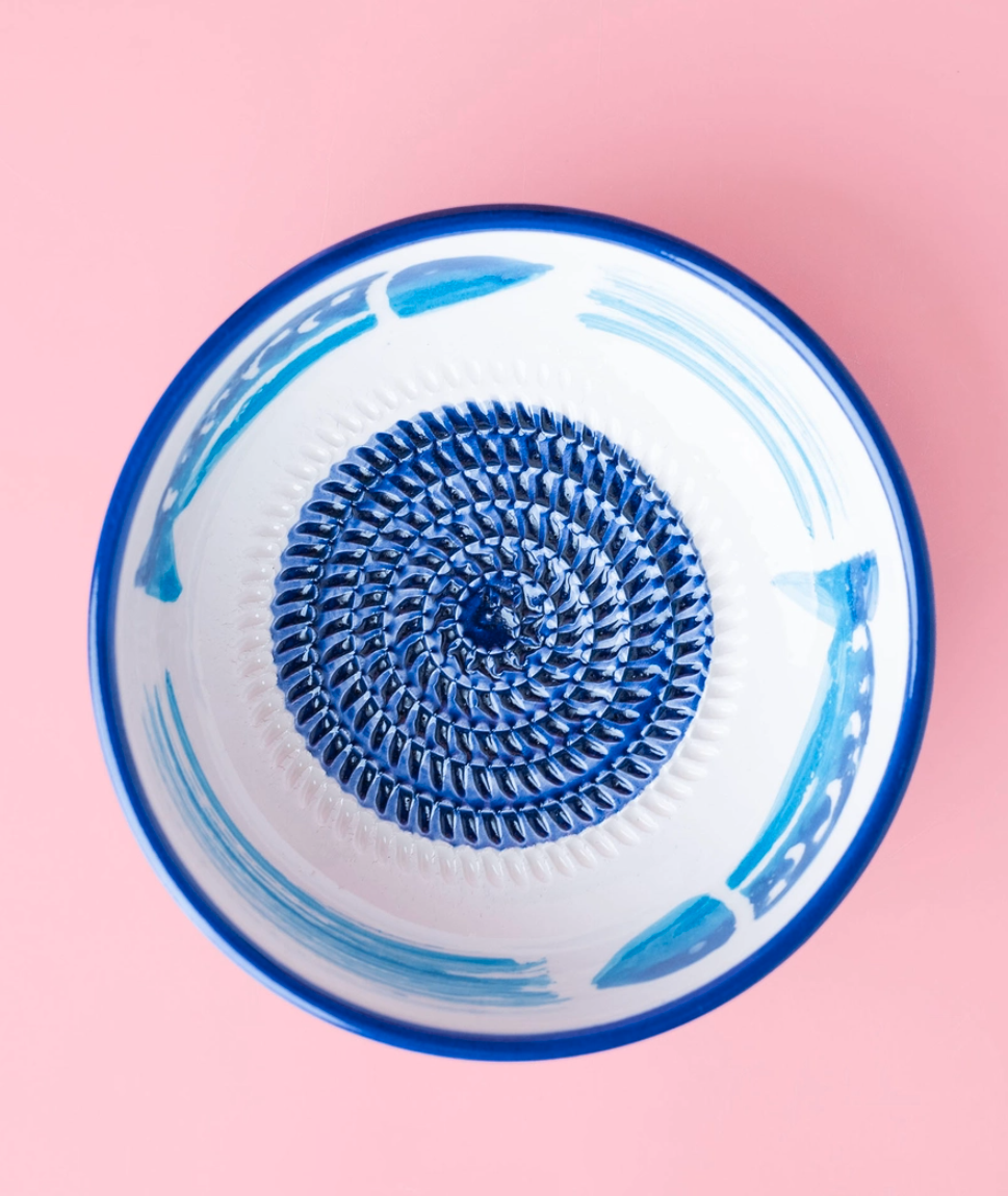 TAÇA RALADOR MÉDIO "ATUM " ALFAR TIERRA COCIDA Taça de cerâmica branca e azul com padrões circulares e abstratos em fundo rosa
