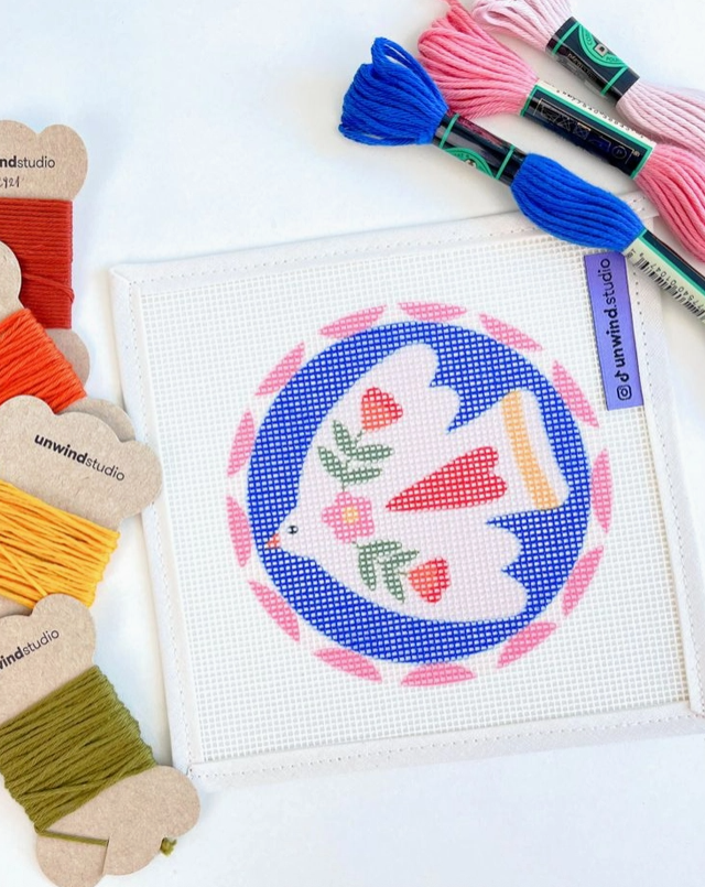 "NEEDLE POINT KIT FOLK BIRD " UNWIND STUDIO Tela de bordado com desenho colorido de pomba e fios de bordado coloridos ao redor