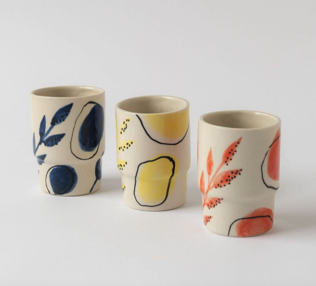 COPO MÉDIO CITRUS MANU SOUZA Conjunto de três copos de cerâmica decorados com padrões coloridos em azul, amarelo e vermelho