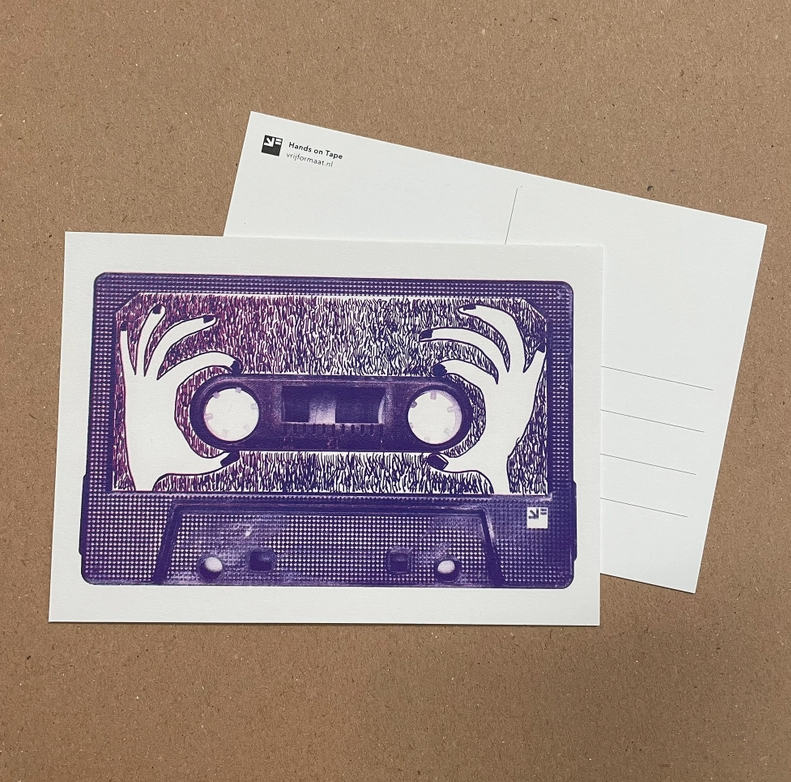 RISO MIXED TAPES - HANDS ON TAPE - A4 VRIJFORMAAT Cartão postal com ilustração de cassete roxa e mãos brancas