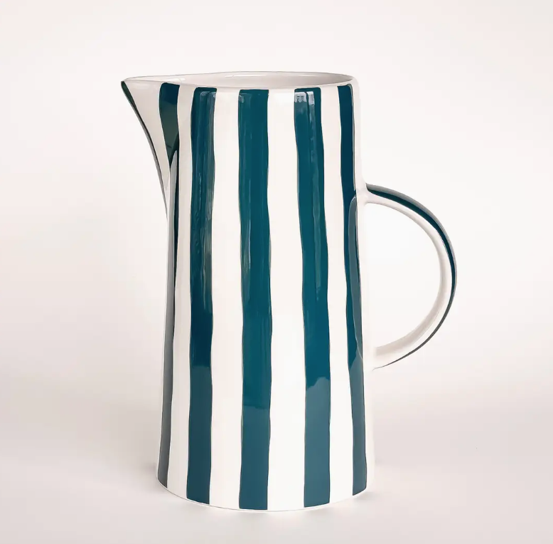 JARRA "KANNE STRIPE" MAGAZIN MINORI Jarro de cerâmica com riscas verticais azuis e brancas.