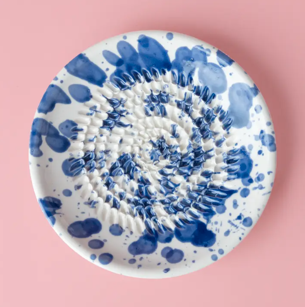 PRATO RALADOR "PÉRSIA - BRANCO E AZUL - PEQUENO" ALFAR TIERRA COCIDA Prato de cerâmica com padrão azul e relevo sobre fundo rosa