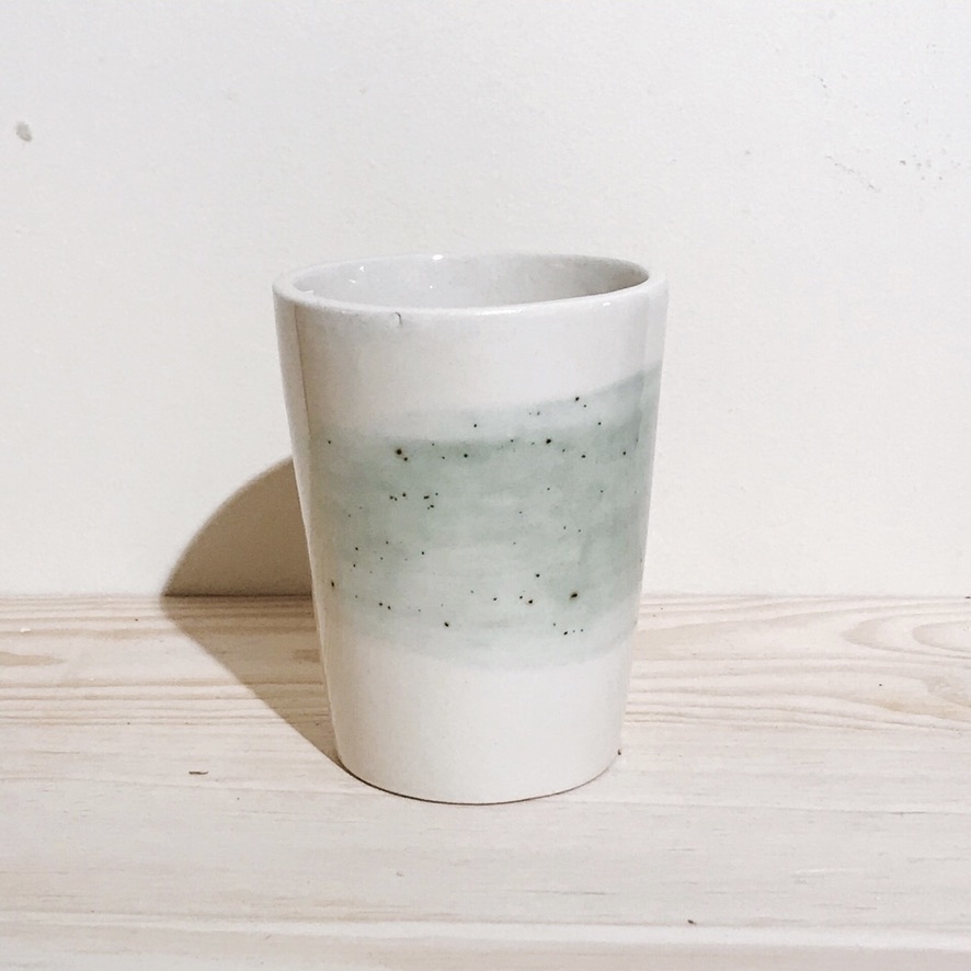 COPO PINCELADO "LILAC VERDE" MANU SOUZA Copo de cerâmica branco com faixa cinza esverdeada e pontos pretos