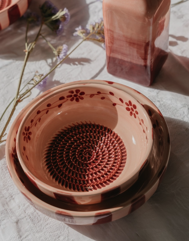 TAÇA RALADOR MÉDIA "SAKURA" ALFAR TIERRA COCIDA Conjunto de taças cerâmicas decoradas em tons de terracota com padrões florais e espirais