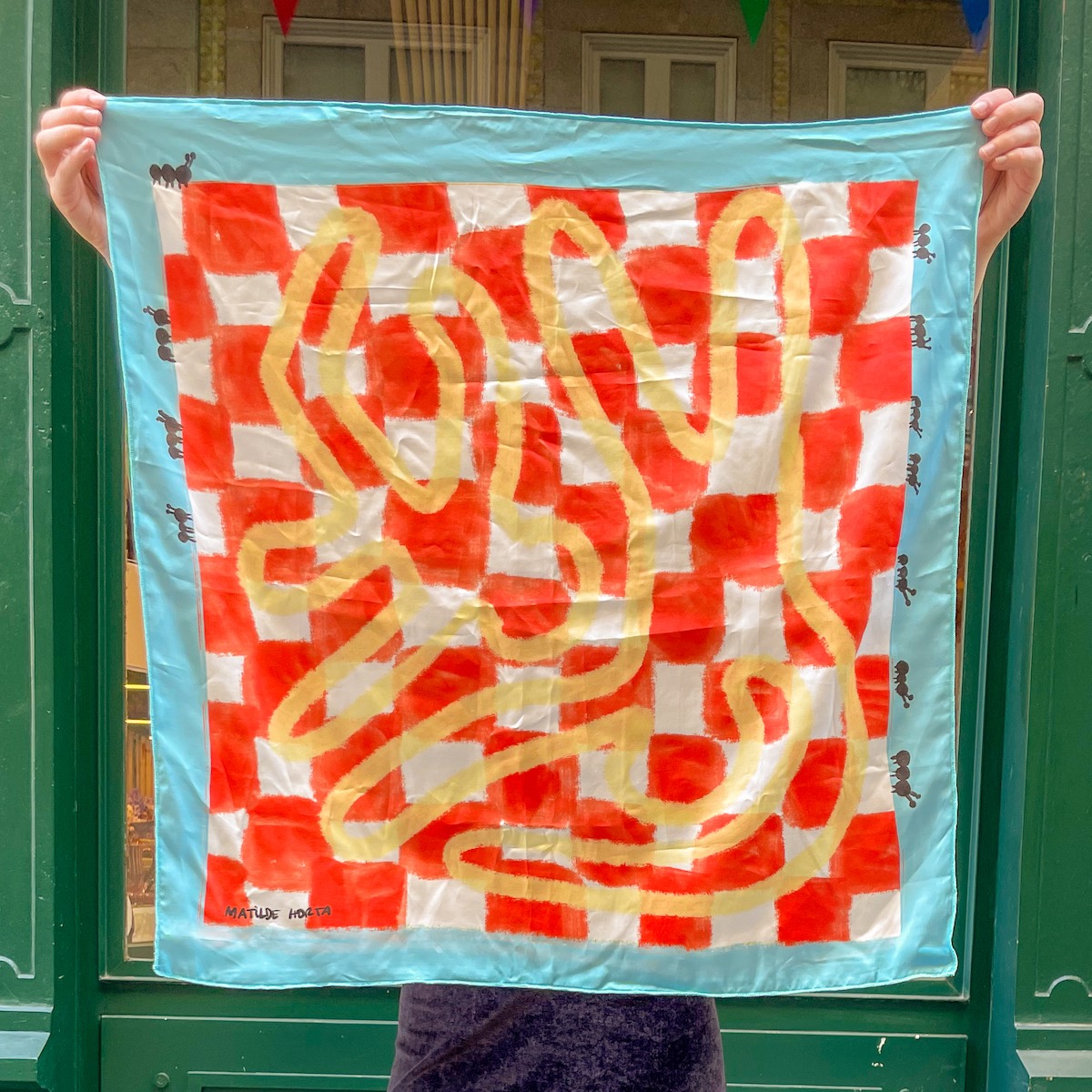 LENÇO "BANDANA" MATILDE HORTA Lenço quadriculado vermelho e branco com linhas amarelas e borda azul clara